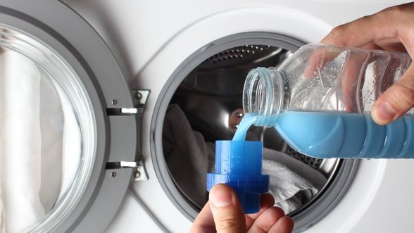 Ar žinojote, kad ne visiems drabužiams galima naudoti skalbinių minkštiklį? Atkreipkite dėmesį ir šie rūbai jums tarnaus ilgiau