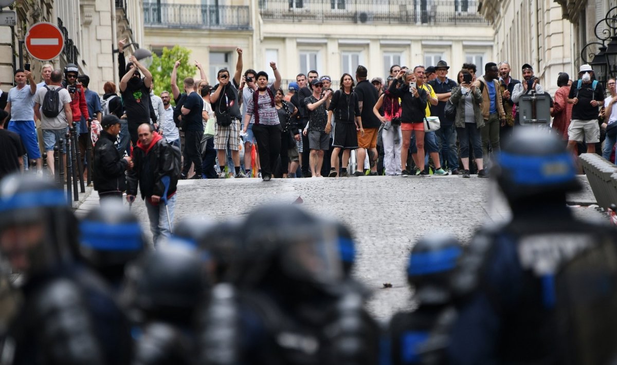 Paryžiuje po parado protestuotojai susirėmė su policija 