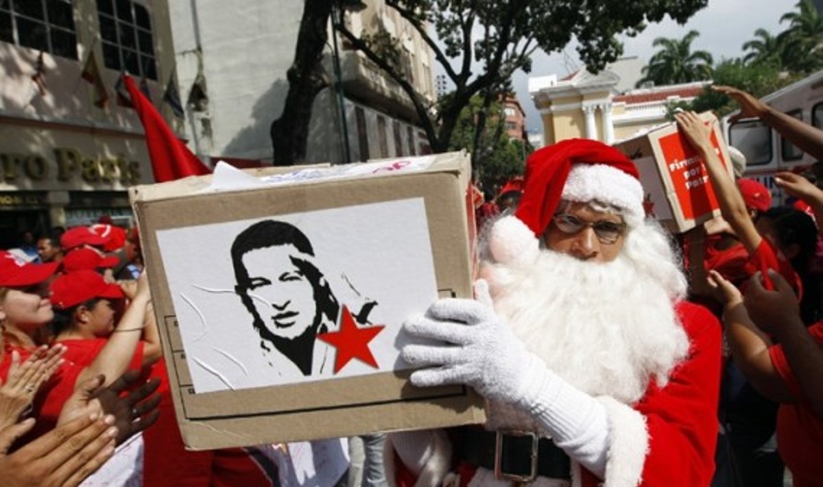 Venesuelos prezidento Hugo Chavezo rėmėjas, apsirengęs kaip Kalėdų senelis