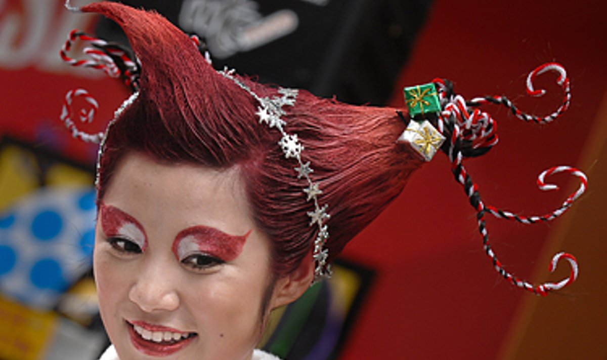 Honkongo prekybos centre modelis demonstruoja „kalėdinę šukuoseną“. 