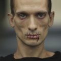 Drastiškus performansus rengiančiam Rusijos menininkui pareikšti kaltinimai