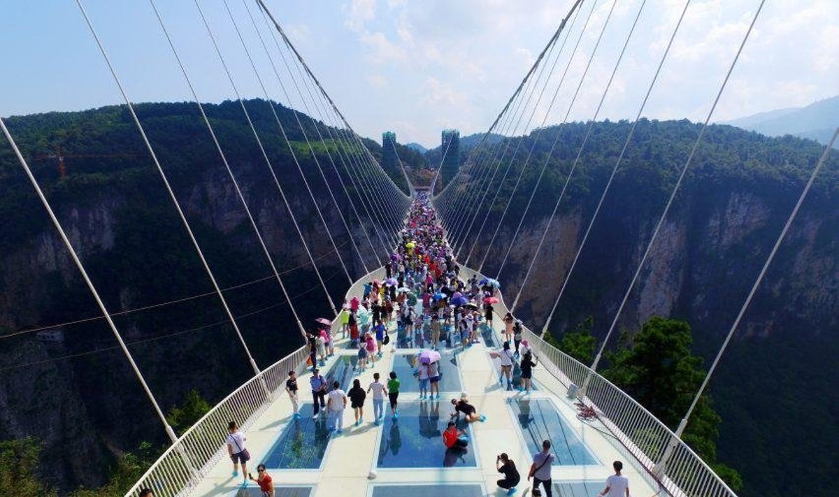 Kabamasis tiltas (Zhangjiajie Glass Bridge) Kinijoje. Vaizdas iš galo