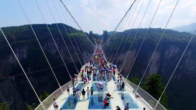 Plieniniai gražuoliai, jungiantys krantus ar net kontinentus: labiausiai neįtikėtini tiltai pasaulyje