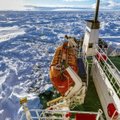 Antarktidos leduose įstrigęs Rusijos laivas pradėjo judėti