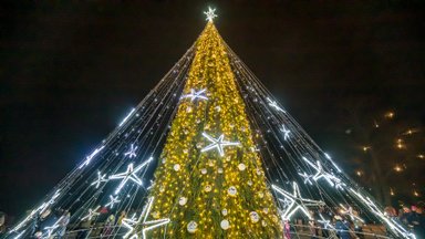 Trakuose įžiebta žvaigždėta Kalėdų eglutė: žvaigždėmis puošiasi visas miestas