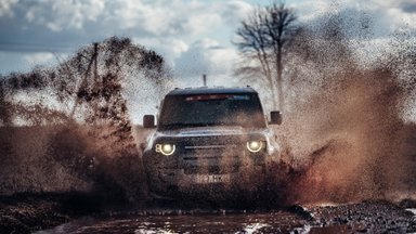 Laukinėse Druskininkų apylinkėse – pažintis su tikrosiomis „Land Rover Defender“ visureigių galimybėmis