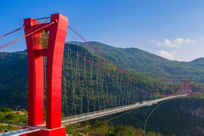 Kabamasis stiklo tiltas Kinijoje per Liandziango upę Guangdongo provincijoje. Vaizdas iš šono