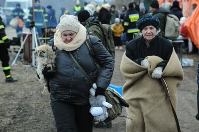 Ukrainiečiai toliau bėga iš karo siaubiamos gimtinės