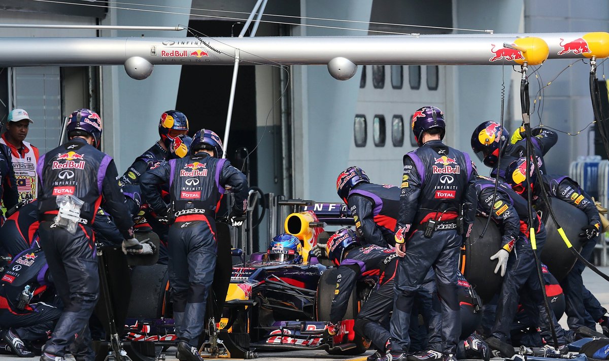 Sebastianas Vettelis su komandos mechanikais
