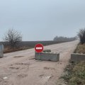 Kaune sunkiasvorės mašinos vairuotojas išstumdė blokus, kuriais dėl epidemijos buvo užtvertas kelias