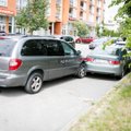 Vilniuje po avarijos žmonės suskubo gaivinti „Chrysler“ vairuotoją