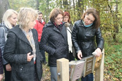 Lankytojai sprendžia gamtos mįsles, eidami nauju gamtos taku ties Kauno marių regioniniame parke