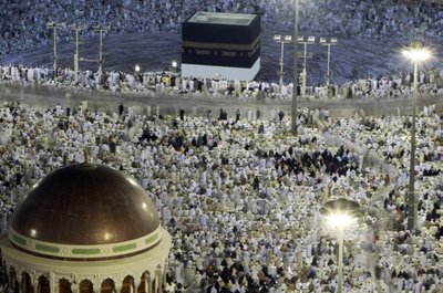 Hadžą atliekantys musulmonų maldininkai plūsta į Meką 