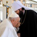 Po mįslingų žodžių apie „taikos misiją“ popiežius Pranciškus susitiko su aukštu Rusijos stačiatikių bažnyčios atstovu