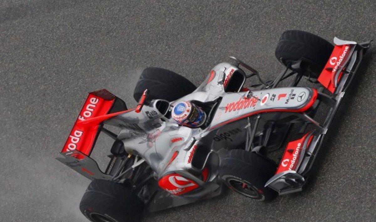 Jensonas Buttonas su "McLaren" automobiliu