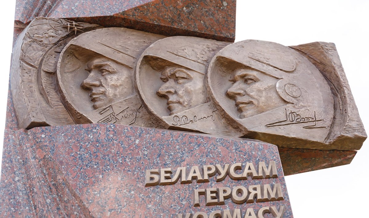 В Минске открыли памятник белорусским космонавтам