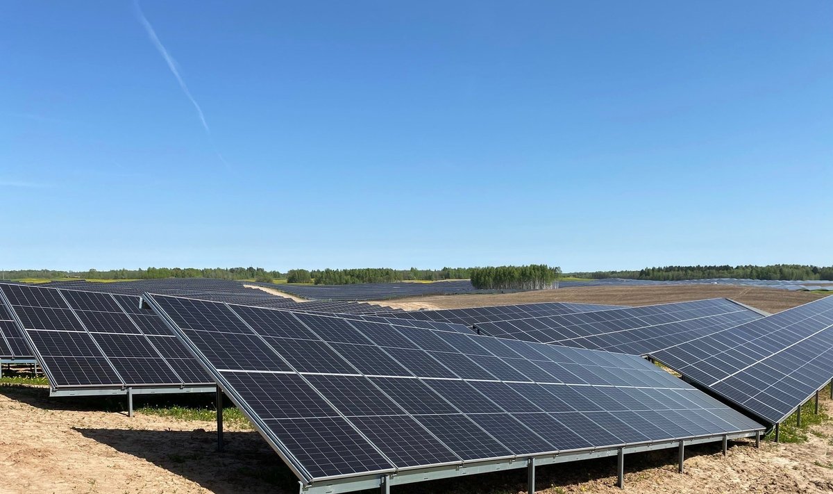 Molėtuose atidarytas didžiausias Lietuvoje saulės energijos parkas 