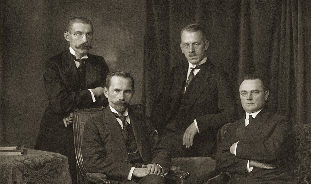 Lietuvos Tarybos Prezidiumas (1918 m.). Iš kairės sėdi: A. Smetona (pirmininkas), J. Staugaitis (antrasis vicepirmininkas), stovi: J. Šernas (sekretorius), J. Šaulys (pirmasis vicepirmininkas)