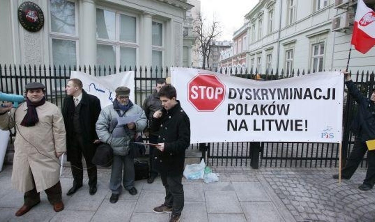 Lenkai protestuoja prie Lietuvos ambasados Varšuvoje (PAP nuotr.)