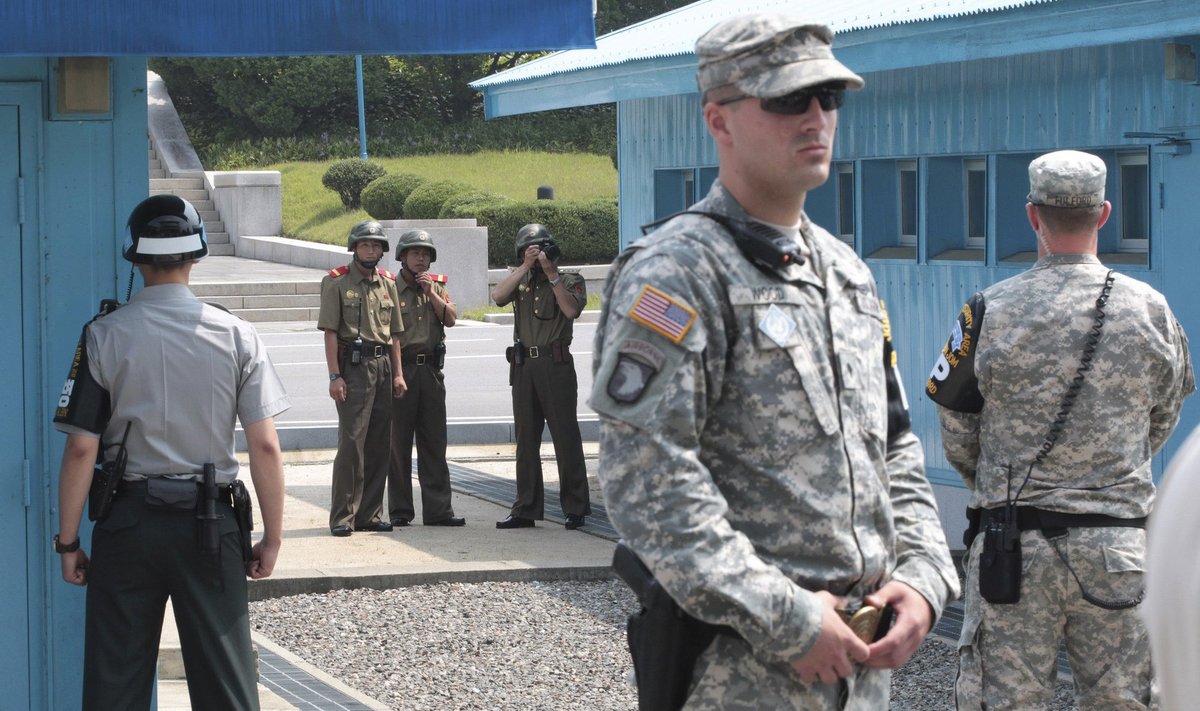 Šiaurės Korėjos kareiviai stebi JAV ir Pietų Korėjos karius