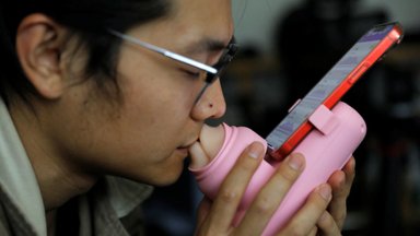 Kinų mokslininkai sukūrė robotines lūpas: vieniems jos santykius pagerino, kitiems tai – iškrypėlių įrenginys