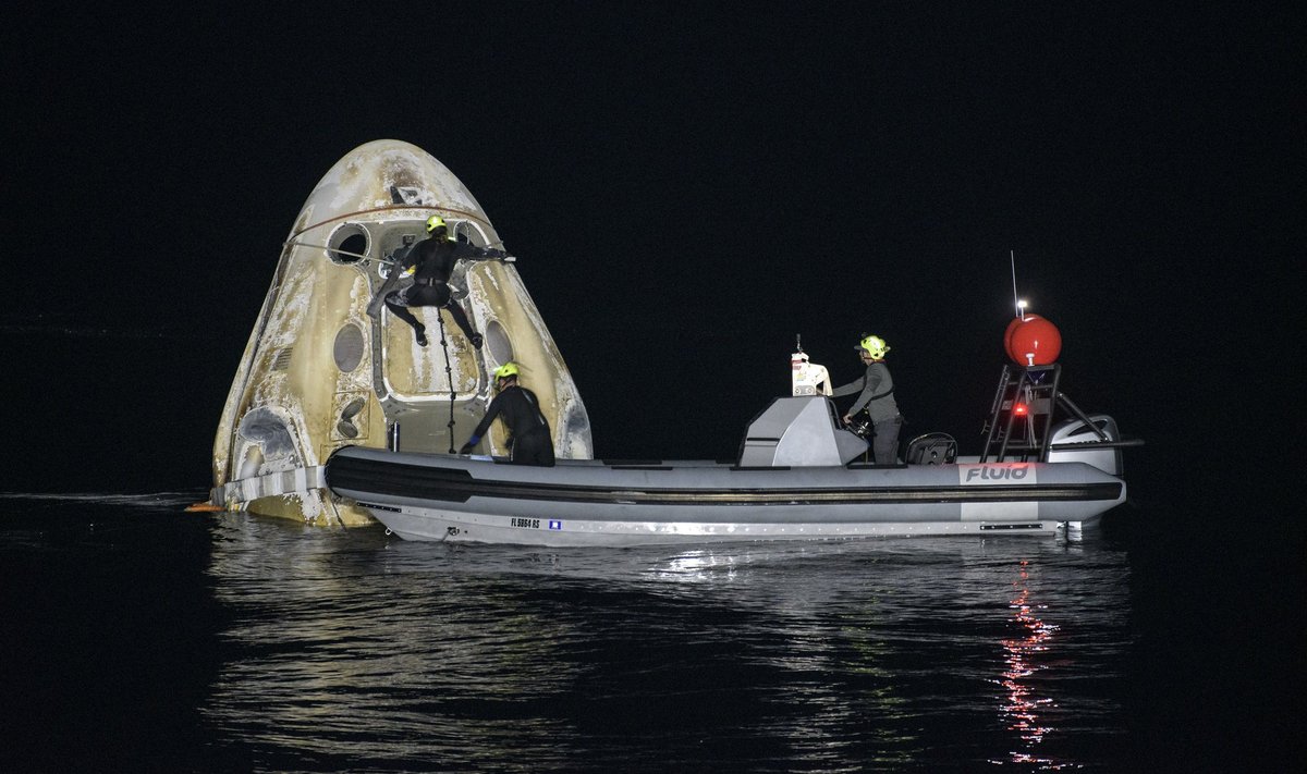 SpaceX Crew Dragon kapsulė su keturiais astronautais grįžo į Žemę
