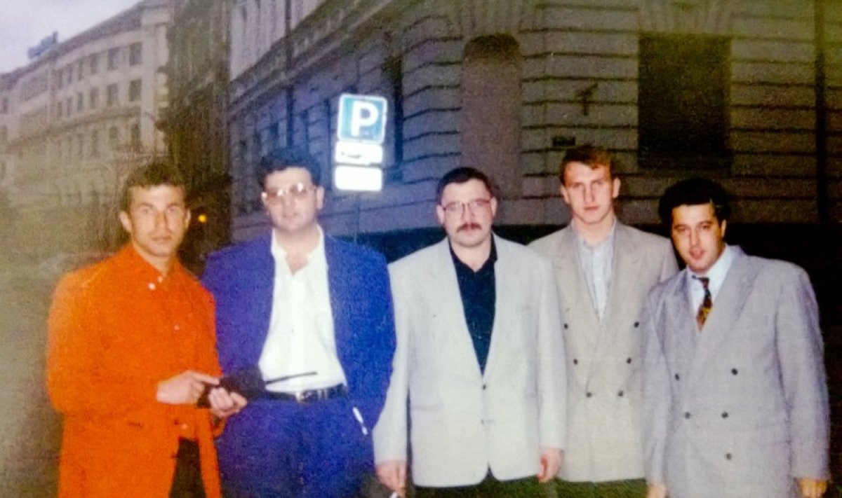 Igoris Tiomkinas (pirmas iš k.), Dovydas Kaplanas (antras iš k.) Rygoje, maždaug 1992-1993 m.