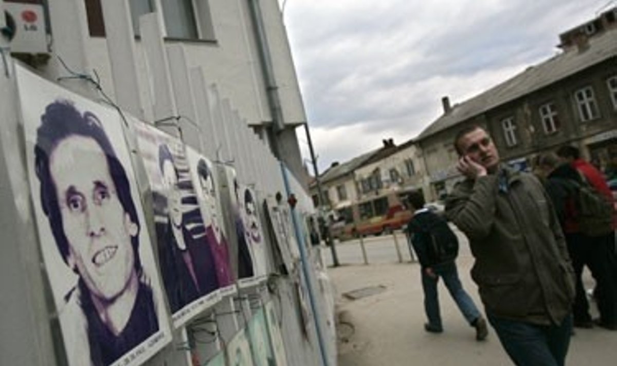 Per Kosovo karą dingusių etninių albanų atvaizdai ant tvoros, Priština