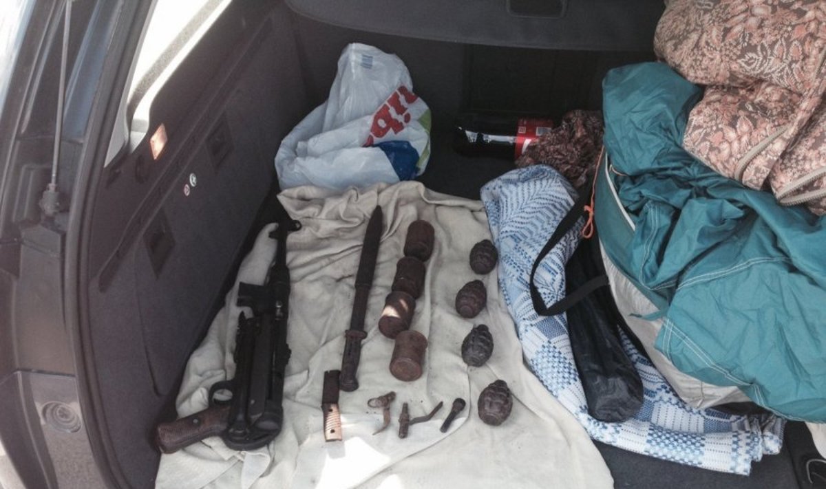 Automobilyje aptikę granatų iškrėtė ir namus: aptiko visą ginklų arsenalą 