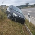 „Ford“ vairuotojas neišsiteko Vilniaus vakariniame aplinkkelyje ir paspruko ant šlaito palikęs automobilį