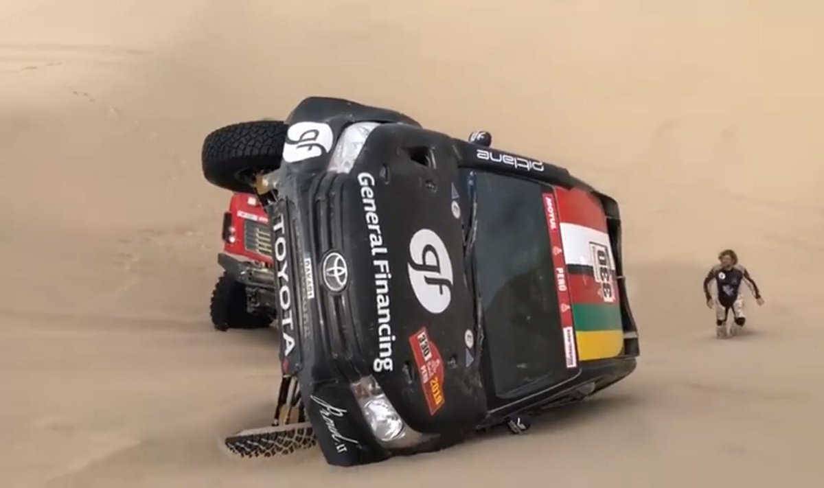 Benedikto Vanago automobilis Dakare ant šono