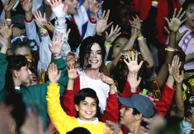 Michaelas Jacksonas apsuptas jaunųjų gerbėjų, 1993 m.