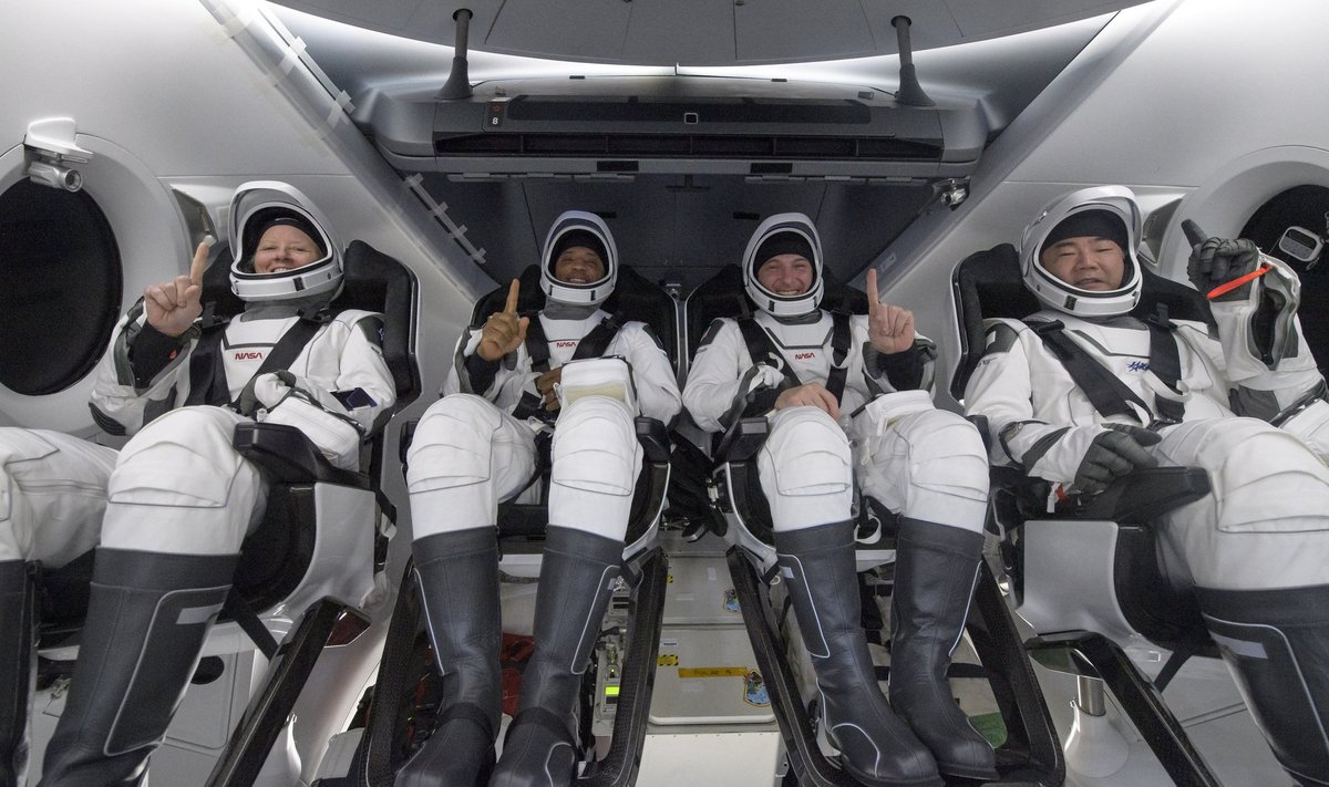 „SpaceX Crew Dragon“ kapsulė su keturiais astronautais grįžo į Žemę