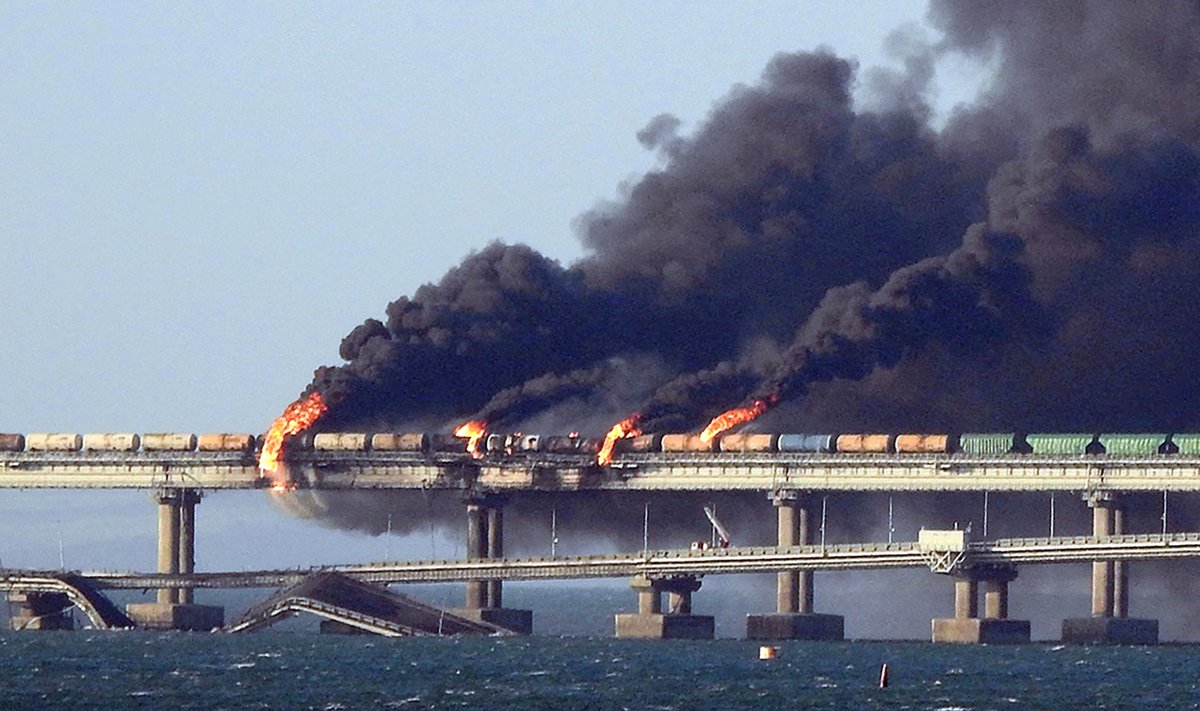 Ant Krymo tilto kilo stiprus gaisras