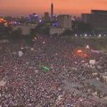 Iš sraigtasparnio nufilmuotas protestų Kaire mastas
