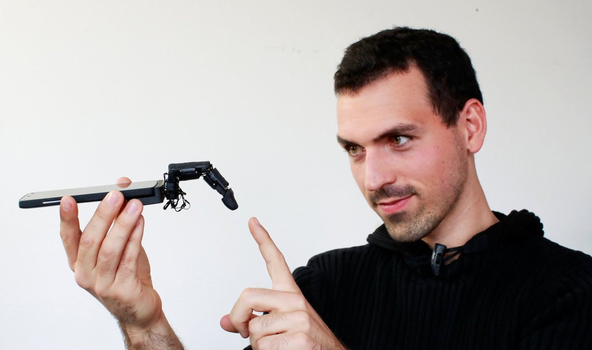 Marcas Teyssier sukūrė telefoną su robotizuotu pirštu