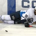 Rasizmo skandalas: rusai per KHL mačą juodaodį žaidėją apmėtė bananais
