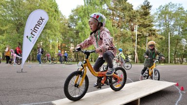 „Dviratynės“ sugrįžta: žymiausi šalies dviratininkai vaikus mokys saugaus važiavimo