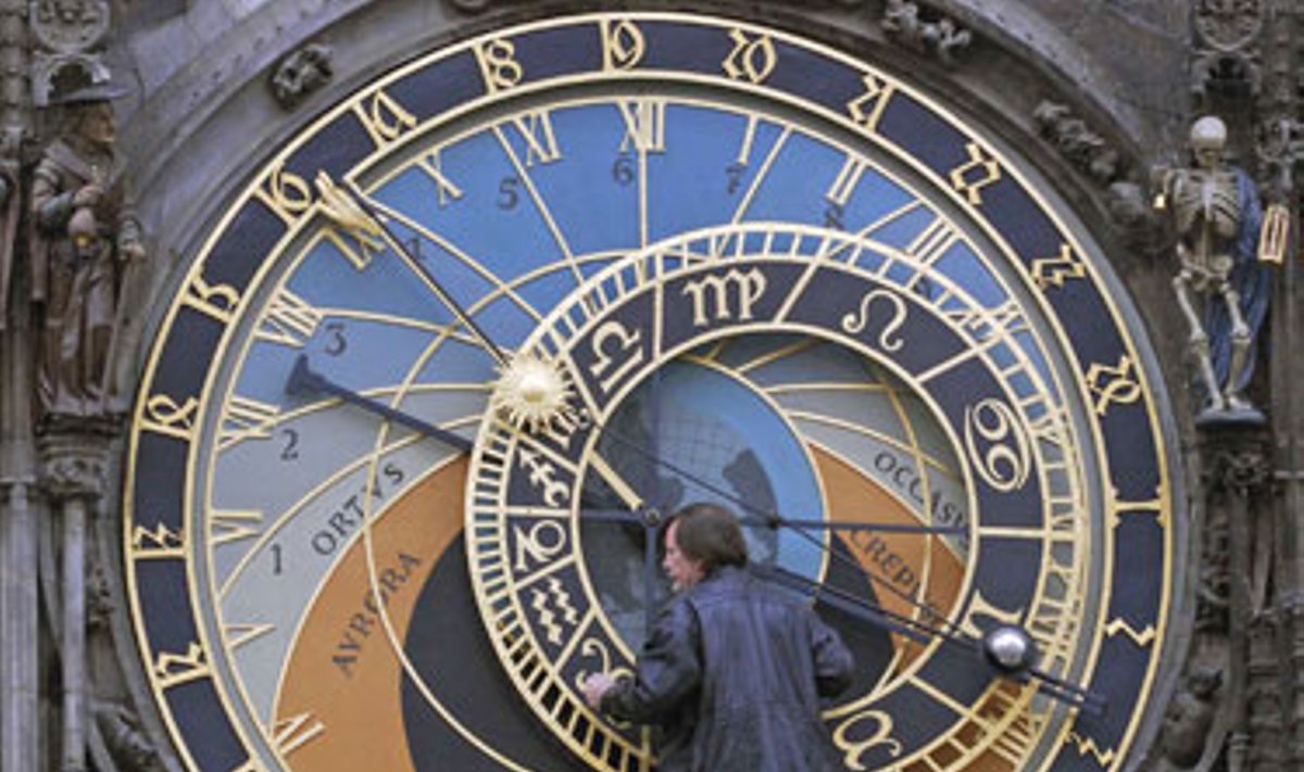 Darbininkas reguliuoja laikrodžio rodykles. Praha.
