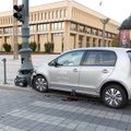 Prie Seimo rūmų elektromobilis rėžėsi į stulpą, dėl avarijos neveikia šviesoforai