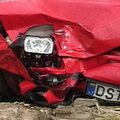 Girtas vairuotojas išbandė greitį: po smūgio į medį medikai išsivežė keleivį