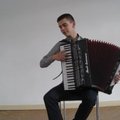 Talentingas jaunuolis lietuvių „eurovizinę“ dainą atliko akordeonu