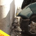 Marijampolėje girtas automobilio vairuotojas nepataikė pro kiemo vartus
