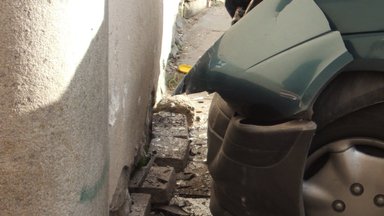 Marijampolėje girtas automobilio vairuotojas nepataikė pro kiemo vartus