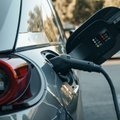 Elektromobilių įkrovimas daugiabučių kiemuose: ekspertai abejoja, ar stotelių įrengimas paskatins persėsti į tvarų transportą
