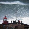 Banglentininkas iš Brazilijos pažabojo 30 metrų aukščio audros bangą