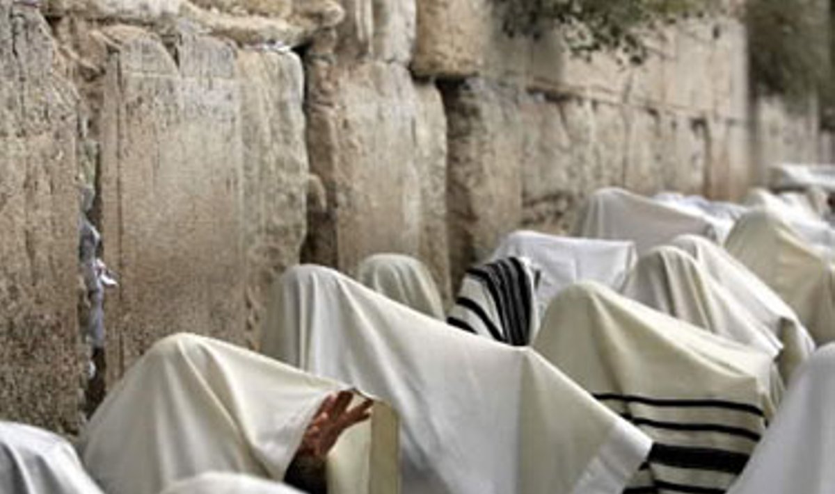 Žydų vyrai, galvas apsidengę specialiu maldos šaliu, tradicinėje kunigo palaiminimo ceremoninjoje Jeruzalėje.