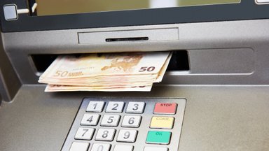 Еще один банк в Литве увеличил плату за обналичивание денег