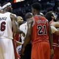 „Heat“ sutriuškino „Bulls“ klubą beveik 40 taškų skirtumu, „Warriors“ atkeršijo „Spurs“ ekipai
