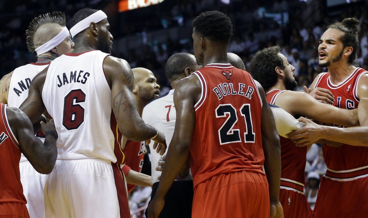 Net šeši Čikagos „Bulls“ klubo krepšininkai buvo nubausti techninėmis pražangomis